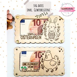 Może przedstawiać: Dwa drewniane uchwyty na pieniądze w tematyce wielkanocnej, każdy z banknotem 10 euro. Jeden przedstawia kr&oacute;lika, drugi kurczaka. U g&oacute;ry tekst "SVG DATEI INKL. GEWERBELIZENZ". Ozdobne serca i elementy kwiatowe.