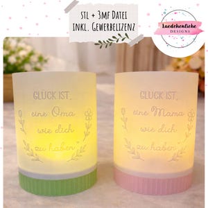Könnte beinhalten: Zwei beleuchtete, zylindrische Kerzenhalter mit dem Text "GLÜCK IST, eine Oma wie dich zu haben" und "GLÜCK IST, eine Mama wie dich zu haben". Einer hat einen grünen Sockel, der andere einen rosa Sockel. Der Text "STL + 3MF DATEI INKL. GEWERBELIZENZ" ist ebenfalls sichtbar.