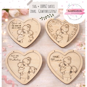 Pu&ograve; includere: Quattro targhe in legno a forma di cuore con disegni incisi. Ogni targa presenta una figura materna con bambini e testo in tedesco. La targa in alto a sinistra recita "Gl&uuml;ck ist, ENE MAMA WIE DICH ZU HABEN". La targa in alto a destra ha un bordo floreale.