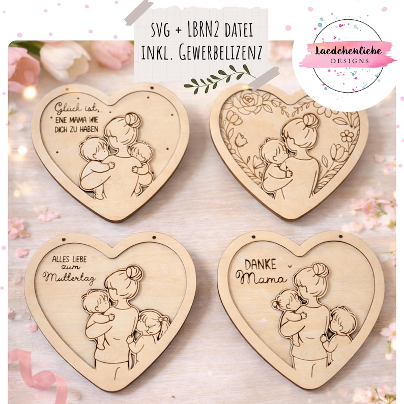 Pu&ograve; includere: Quattro targhe in legno a forma di cuore con disegni incisi. Ogni targa presenta una figura materna con bambini e testo in tedesco. La targa in alto a sinistra recita "Gl&uuml;ck ist, ENE MAMA WIE DICH ZU HABEN". La targa in alto a destra ha un bordo floreale.