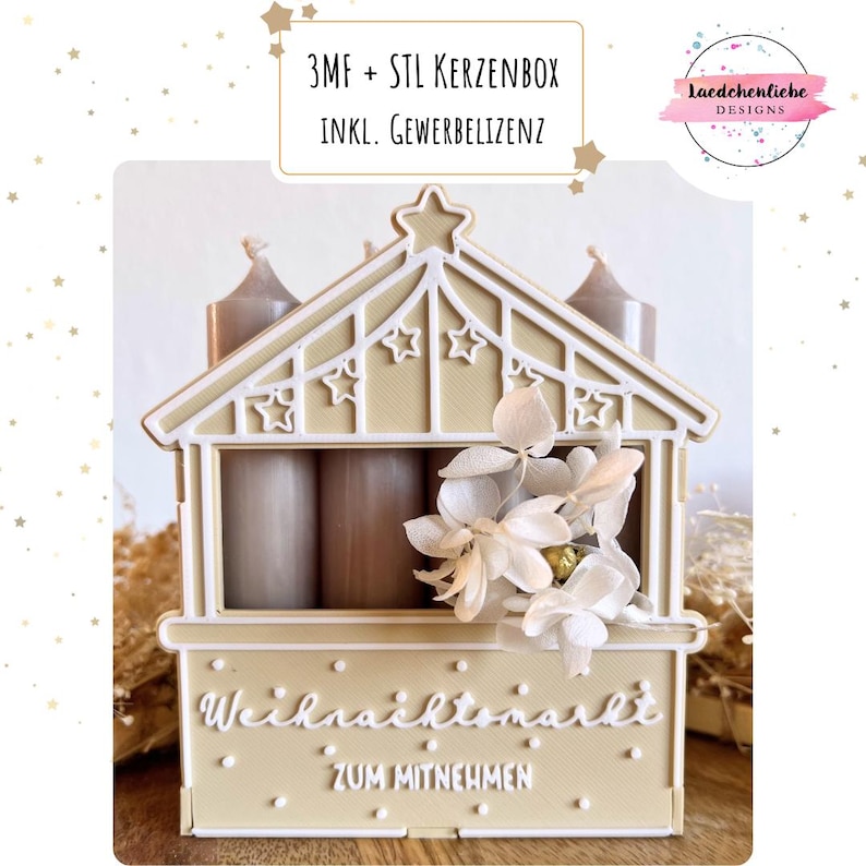 May include: A beige advent candle holder with a decorative roof and star cutouts. The holder contains four gray candles and is adorned with white flowers. The base features the text "Weihnachtsmarkt ZUM MITNEHMEN".