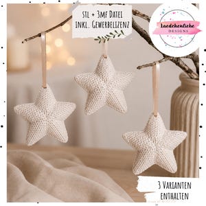 Puede incluir: Tres adornos en forma de estrella de color blanco roto con una superficie texturizada similar al punto, cada uno colgado de una fina cinta beige. Una etiqueta arriba dice STL + 3MF DATEI INKL. GEWERBELIZENZ y abajo 3 VARIANTEN ENTHALTEN.