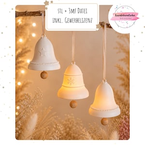 Könnte beinhalten: Drei weiße, glockenförmige Weihnachtsschmuckstücke, die an einem Ast hängen. Jede Glocke hat ein anderes Design: einen Stern, einen Schneeflocke und eine schlichte Glocke. Die Glocken haben eine Holzkugel am Boden und sind mit einem Band aufgehängt. Der Text "STL + 3MF DATEI INKL. GEWERBELIZENZ" ist sichtbar.