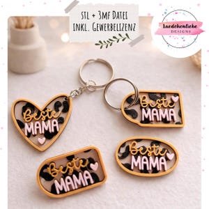 Puede incluir: Llaveros con el texto "Beste Mama" en varias formas, incluyendo un corazón, un rectángulo y un óvalo. Los llaveros tienen un diseño de estampado de leopardo y un acento de corazón rosa. Los llaveros están unidos a un llavero plateado.