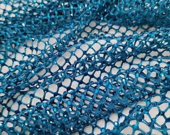 Tissu résille bleu canard avec cristaux SS10 sur fond bleu, maille strass de luxe extensible dans les 4 sens, tissu couture par mètre