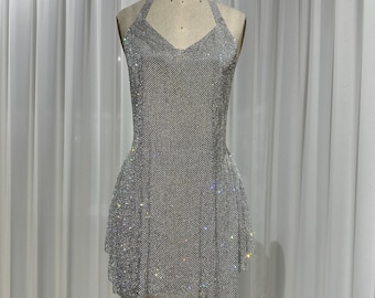 Minivestido de fiesta de malla con cristales y espalda descubierta hecho a mano con pedrería