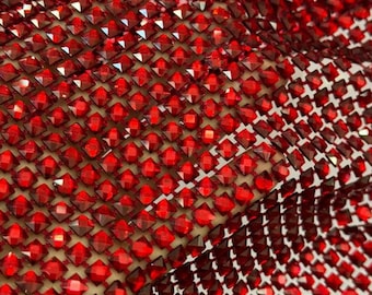 Tissu résille de luxe rouge avec grands cristaux carrés Siam clairs - Maille de cristal embellie pour la couture, la mariée et les tenues de soirée