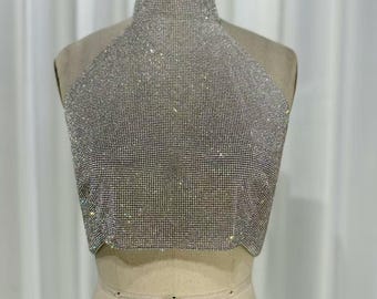 Błyszczący, kryształowy, siateczkowy, srebrny top imprezowy z dekoltem halter – ręcznie robiony, skrócony top z kryształkami, olśniewający top festiwalowy, odzież imprezowa