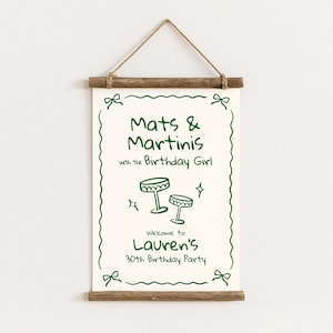 Pu&ograve; includere: Un cartello per feste color crema con la scritta "Mats & Martinis with the Birthday Girl" in verde. Il cartello include illustrazioni di bicchieri da martini ed &egrave; incorniciato con un bordo verde e fiocchi. Il cartello recita "Welcome to Lauren's 30th Birthday Party".