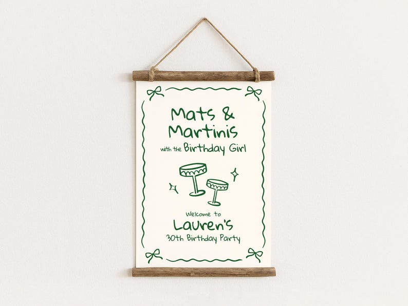 Pu&ograve; includere: Un cartello per feste color crema con la scritta "Mats & Martinis with the Birthday Girl" in verde. Il cartello include illustrazioni di bicchieri da martini ed &egrave; incorniciato con un bordo verde e fiocchi. Il cartello recita "Welcome to Lauren's 30th Birthday Party".