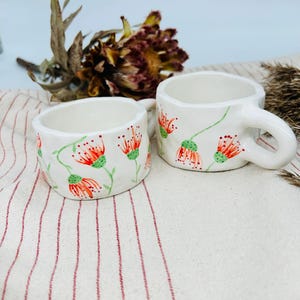 Handgemachte Keramiktasse - Tasse mit Blumenmuster - Handbemalte Blumen - Rustikales Keramik Geschenk