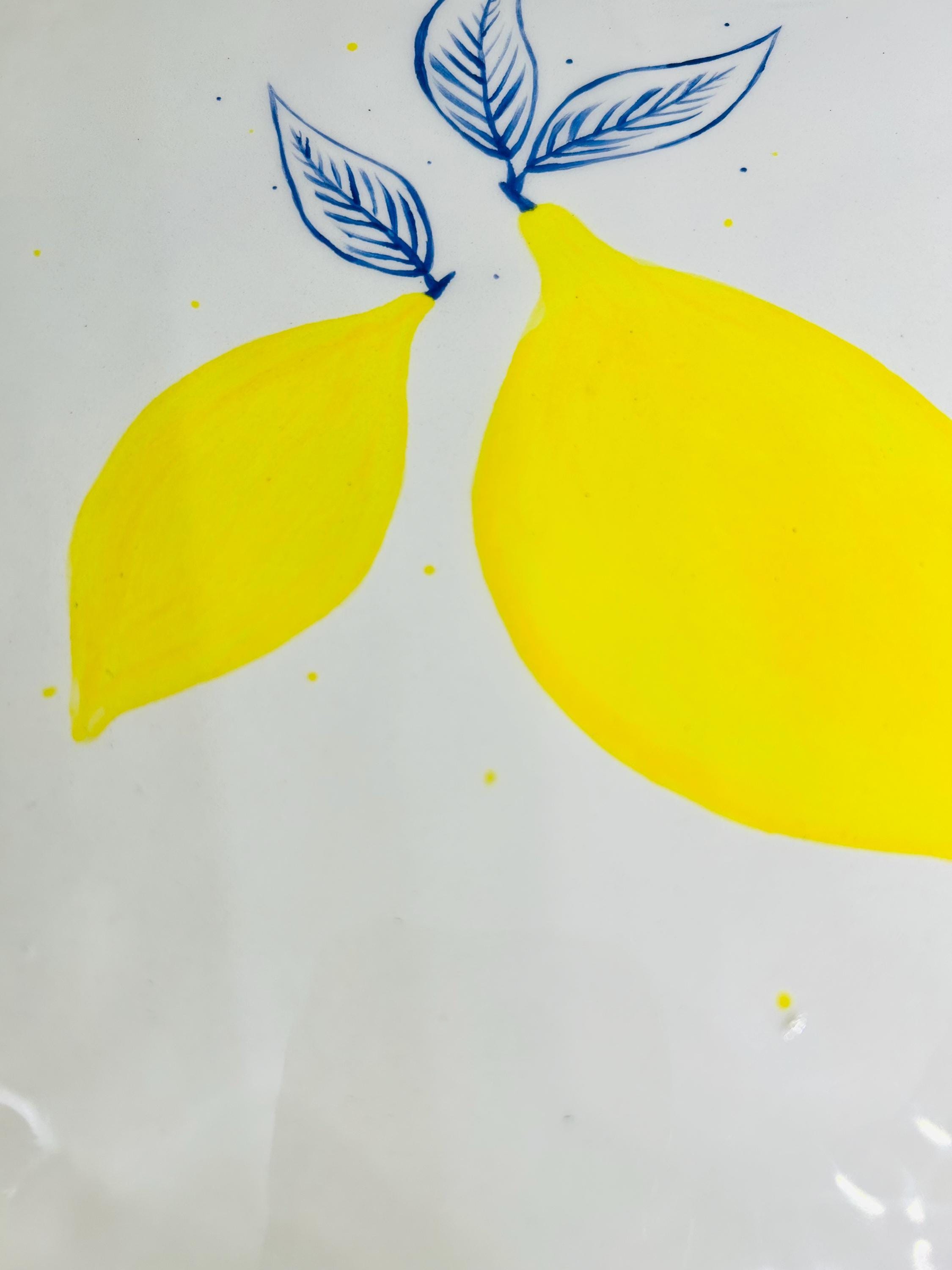 作家　陶芸作家　スクエアプレート　レモン　手描き 手作り陶器プレート – レモンのイラスト – 素朴な食器 – 夏の装飾