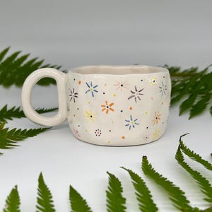 Handgemachte Keramiktasse - Tasse mit Blumenmuster - Handbemalte Blumen - Rustikales Keramik Geschenk
