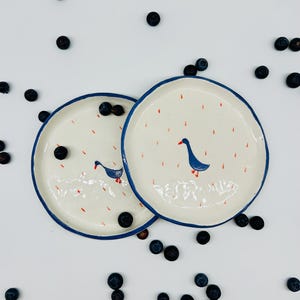 Handgefertigter Keramik Dessert Teller / Dessertteller - Gans Illustration, niedliches Geschirr (Ø 12 cm)