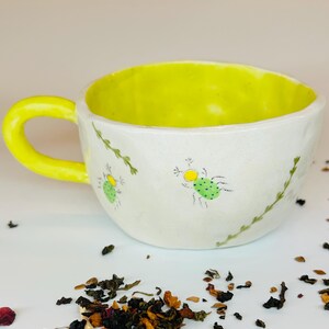 Taza de cerámica hecha a mano – Diseño caprichoso de insectos y hojas – Taza de té de cerámica del bosque