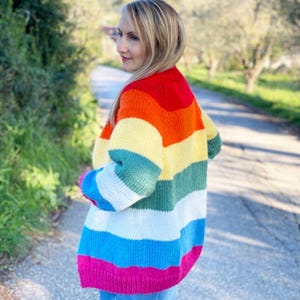 Regenbogen-Cardigan Strickmuster, Regenbogen-Pullover-Muster, Regenbogen-Pullover, Boyfriend-Cardigan, übergroße Strickjacke, Strick-gestreifte Strickjacke