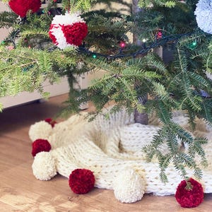 Christmas Tree Skirt Knitting Pattern, Chunky knit tree skirt pattern, tree skirt pattern, Christmas knitting, Christmas knits