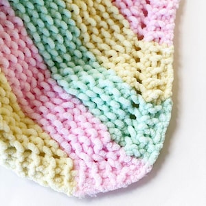 Modèle de couverture pour bébé d'un coin à l'autre, modèle de couverture pour bébé au tricot, modèles de tricot pour bébé, tricots pour bébé, couverture à rayures pour bébé,