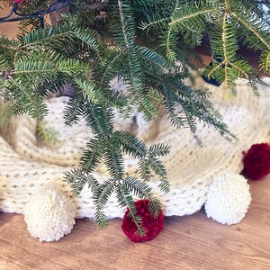 Christmas Tree Skirt Knitting Pattern, Chunky knit tree skirt pattern, tree skirt pattern, Christmas knitting, Christmas knits image 2