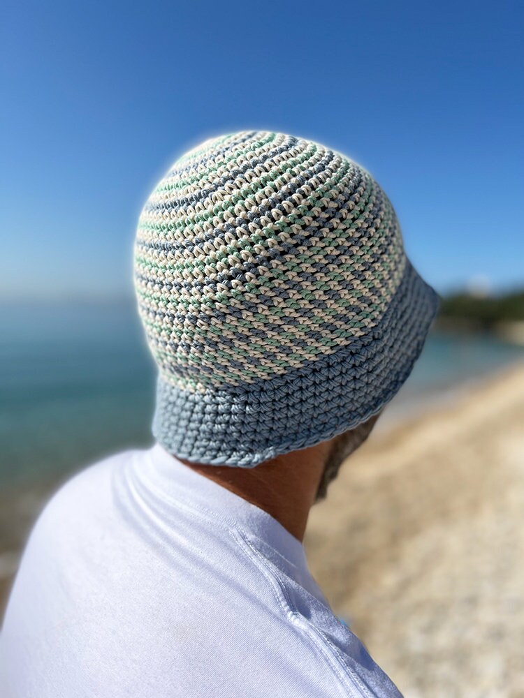 ストライプ柄のユニセックス バケット ハット かぎ針編み