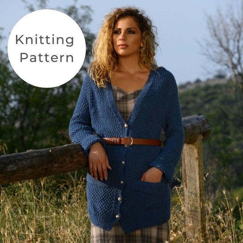 K&ouml;nnte beinhalten: Ein blauer Strickcardigan mit Knopfleiste und Taschen. Der Cardigan ist in der Taille mit einem G&uuml;rtel versehen und hat ein strukturiertes Strickmuster.