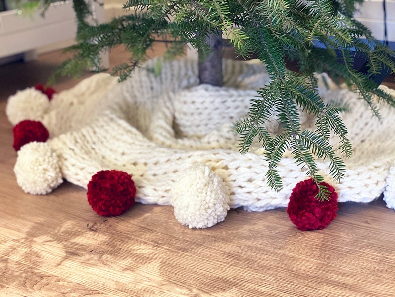 Christmas Tree Skirt Knitting Pattern, Chunky knit tree skirt pattern, tree skirt pattern, Christmas knitting, Christmas knits image 4