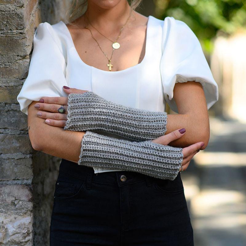 30 Outlander Crochet Patterns for Shawls, Wraps, Capelets, and Cozy Accessories 3 Outlander Fraser’s Ridge Fingerless Mittens Pattern
