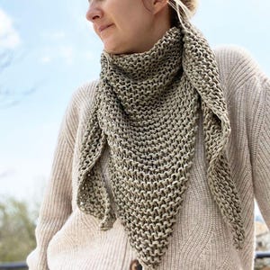Triangle Scarf Knitting Pattern / Triangle Scarf Pattern / Knit Scarf Women / Knit Scarf Pattern / Spring Scarf/ Garter Stitch Scarf