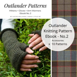Könnte beinhalten: Ein Strickmuster-Ebook für Outlander-Accessoires mit 10 Mustern für Mützen, Handschuhe und Armstulpen. Das Cover zeigt ein Paar grüne Fingerhandschuhe vor einem grünen Blattwerk.