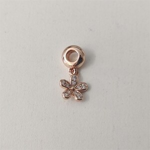 pandora dazzling daisy charm rose gold