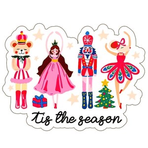 Peut inclure: Illustration fantaisiste avec un ours, une ballerine, un casse-noisette et une danseuse, tous en tenue de fête. Un sapin de Noël et la phrase « Tis the season » sont également inclus. Palette de couleurs : rose, rouge, bleu et vert.