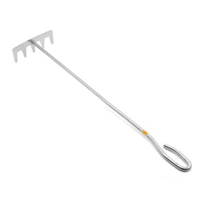 Peut inclure: Un râteau long en métal argenté avec une poignée incurvée. Le râteau a cinq dents et est conçu pour être utilisé dans un foyer.