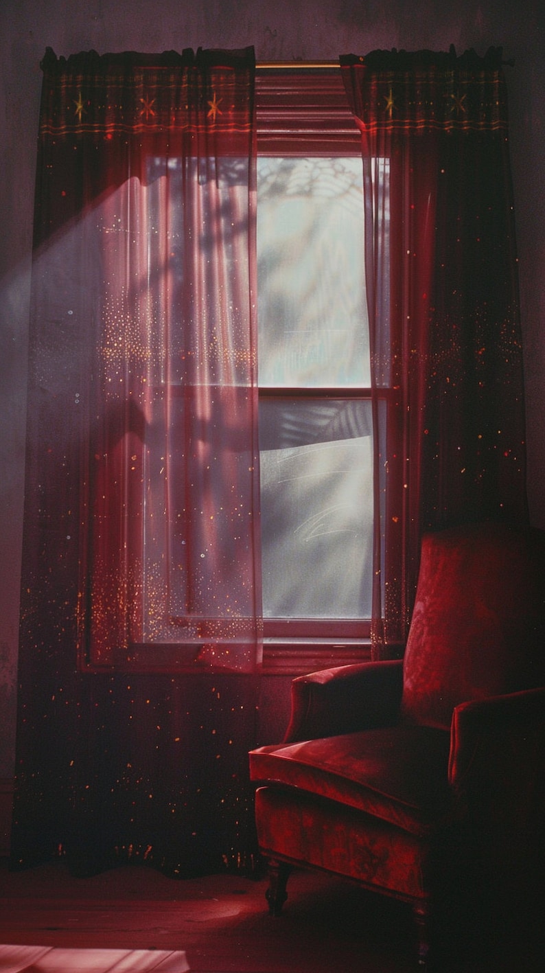Pode incluir: Uma poltrona de veludo vermelho fica em frente a uma janela com cortinas de renda vermelha adornadas com estrelas douradas. A luz do sol entra pela janela, lan&ccedil;ando um brilho quente na sala.