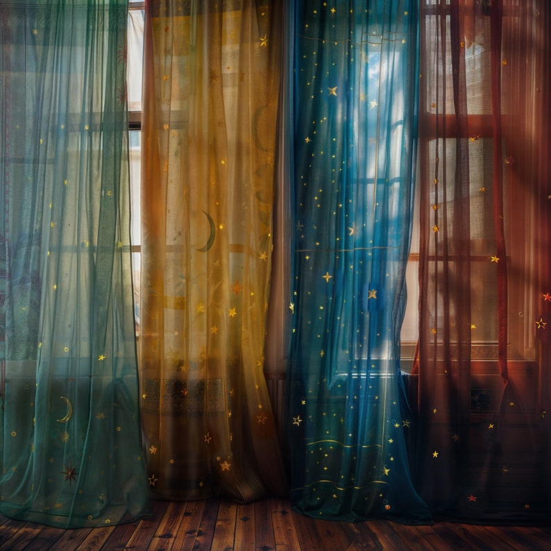 Pode incluir: Quatro cortinas transparentes com um padr&atilde;o de estrelas e luas crescentes. As cortinas s&atilde;o em tons de azul-esverdeado, dourado, azul e bord&ocirc;.