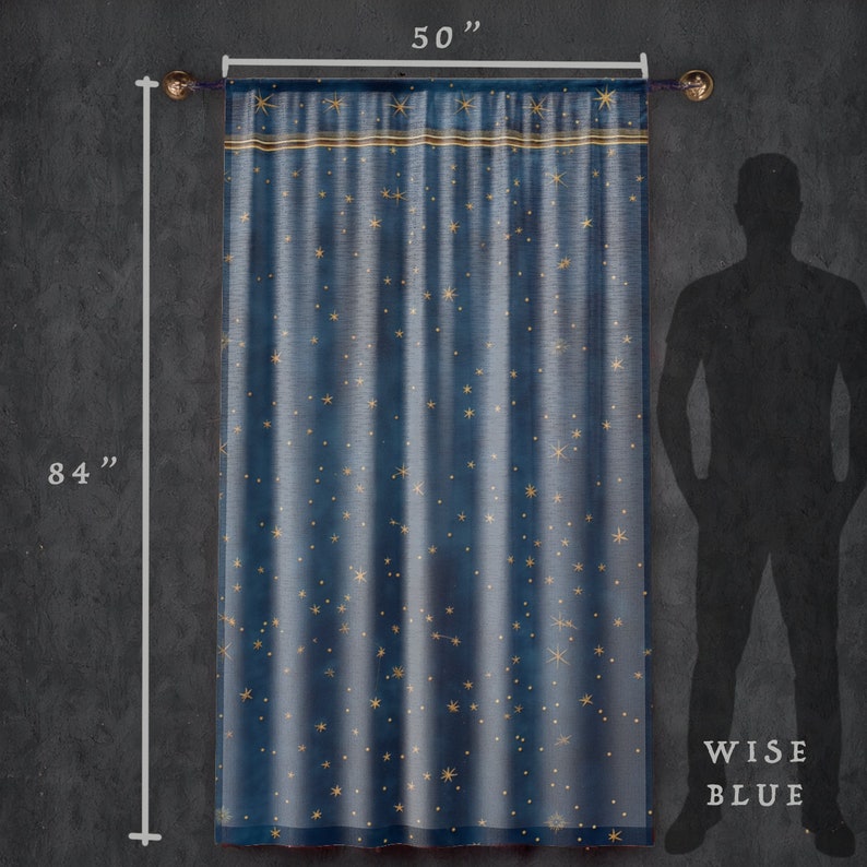 Pode incluir: Uma cortina azul transparente com um padr&atilde;o de estrelas douradas. A cortina tem 127 cm de largura e 213 cm de comprimento. O texto "WISE BLUE" est&aacute; impresso no canto inferior direito da imagem.