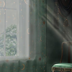 Pode incluir: Uma cortina verde transparente com estrelas douradas e luas crescente bordadas. A luz do sol entra pela janela e pela cortina, iluminando o quarto.