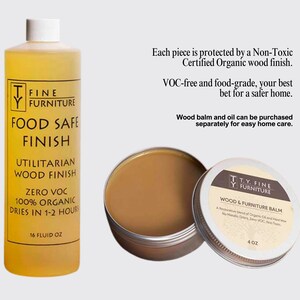 Pu&ograve; includere: Una bottiglia da 473 ml di finitura per legno adatta agli alimenti, etichettata "T.Y. Fine Furniture Food Safe Finish". La bottiglia &egrave; gialla e ha un'etichetta bianca con testo nero. L'etichetta dice "Zero VOC, 100% Organic, Dries in 1-2 Hours, Utilitarian Wood Finish". Accanto alla bottiglia ci sono due piccoli contenitori di balsamo e olio per legno. I contenitori sono etichettati "T.Y. Fine Furniture Wood & Furniture Balm".