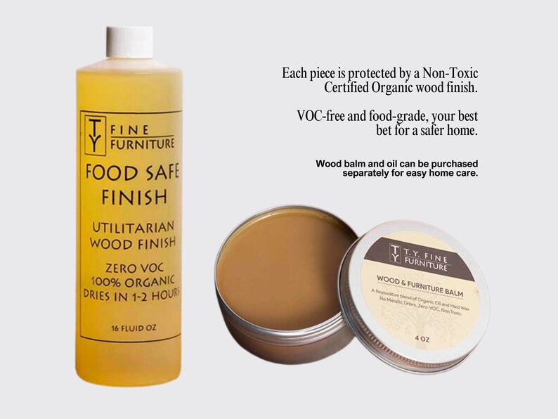 Pu&ograve; includere: Una bottiglia da 473 ml di finitura per legno adatta agli alimenti, etichettata "T.Y. Fine Furniture Food Safe Finish". La bottiglia &egrave; gialla e ha un'etichetta bianca con testo nero. L'etichetta dice "Zero VOC, 100% Organic, Dries in 1-2 Hours, Utilitarian Wood Finish". Accanto alla bottiglia ci sono due piccoli contenitori di balsamo e olio per legno. I contenitori sono etichettati "T.Y. Fine Furniture Wood & Furniture Balm".