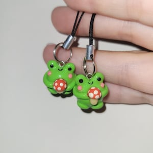 Grazioso cinturino per telefono fatto a mano a forma di rana e fungo / ciondolo in argilla polimerica / accessorio per borsa