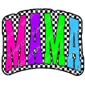 Könnte beinhalten: Ein farbenfrohes Grafikdesign mit dem Wort "MAMA" in einem karierten Muster. Die Buchstaben sind in Pink, Lila, Grün und Blau.