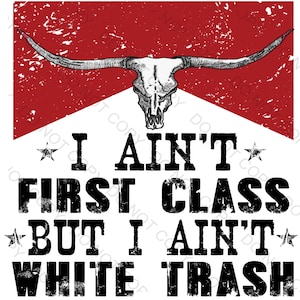 Peut inclure: Un graphisme avec un crâne de longhorn et le texte « I AIN'T FIRST CLASS BUT I AIN'T WHITE TRASH ». Le design est en noir et blanc avec un fond rouge.