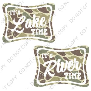 Könnte beinhalten: Zwei rechteckige Schilder mit einem Tarnmuster in Braun-, Grün- und Beigetönen. Auf dem oberen Schild steht "It's Lake Time" in weißer Schrift, und auf dem unteren Schild steht "It's River Time". Beide Schilder haben einen weißen Rand.