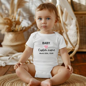 Name und Datum Baby Body mit rosa Herzen, personalisierte Neugeborene 2025, neues Baby, Babyparty, Babymitteilung