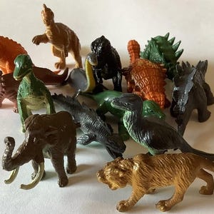 Bundel met speelgoed voor kleine dinosaurussen en prehistorische dieren