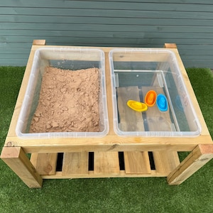 Mesa sensorial de madera con tapas: juego Montessori con arena y agua.