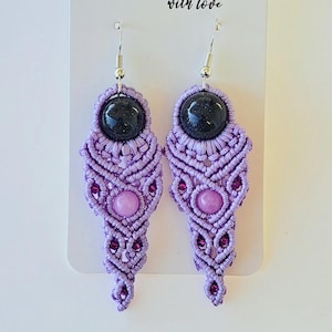 Makramee-Ohrhänger mit synthetischen Steinen und/oder synthetischen Perlen. Vollständig anpassbar.