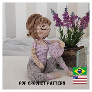 Puede incluir: Patrón de crochet para una madre y un hijo en poses de yoga. La madre lleva un top de tirantes lavanda y pantalones grises. El hijo lleva una camiseta lavanda y pantalones grises. El patrón incluye instrucciones para tejer a crochet las figuras y su ropa.