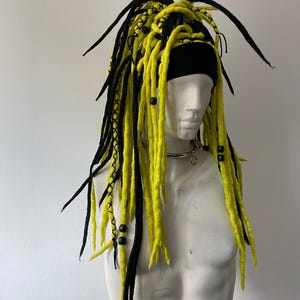 Peluca de rastas de lana natural hecha a mano en negro y amarillo lima, estilo gótico, punk, rebelde, unisex, cosplay, quimioterapia, clubber, no necesita cabello, regalo para festivales