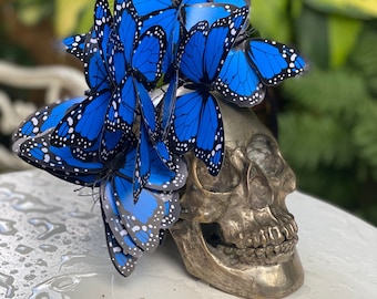 Leuchtend blauer seitlicher Wirbel heller ätherischer Feen-Schmetterlings-Kopfschmuck mit Drahtkrone, Haarband, Festival, Party, Braut, heidnischer Pixie, Boho-Fascinator