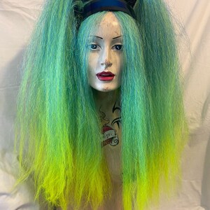 Tropische zonsopgang UV-neongeel turkoois ombre hoog volume gekrompen borstelig MissNeedles exclusieve bos haaruitval cybergoth lHALLOWEEN